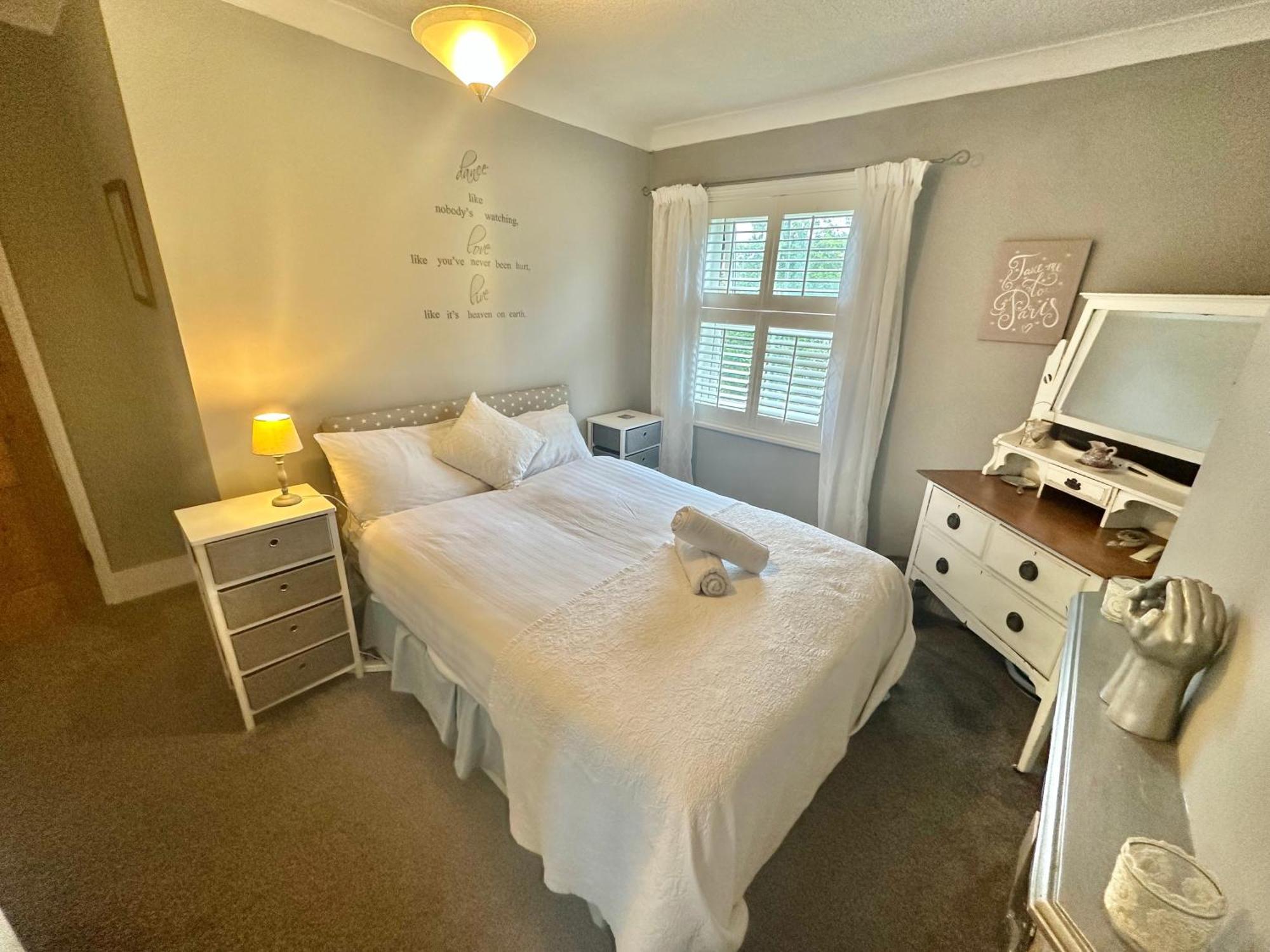 Garden Cottage - 3 Bedroom Close To Town And Beach 伯恩茅斯 外观 照片